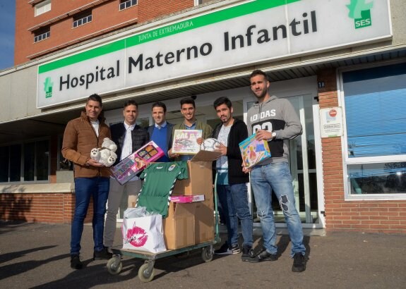 El Badajoz alegra el día a los niños del Materno