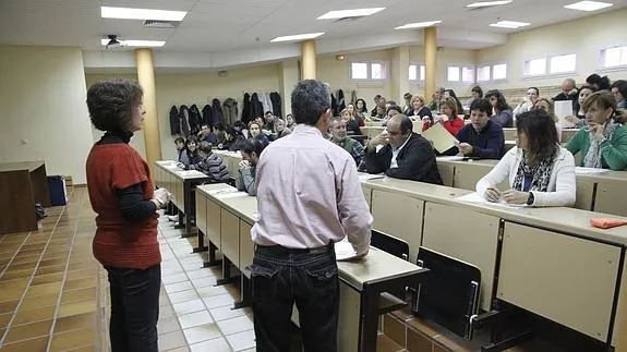 Opositores a camarero-limpiador realizan el segundo examen el 19 de noviembre de 2011. 