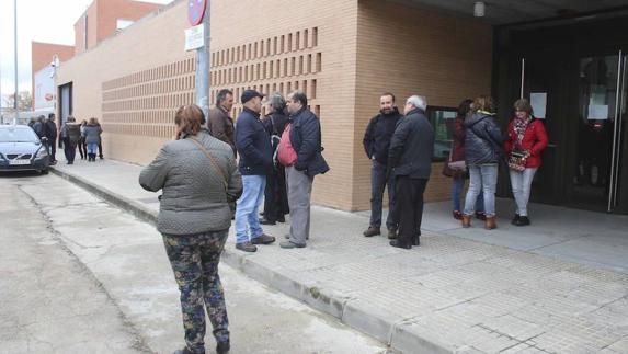 Afiliados de UPA ante el Palacio de Justicia de Mérida. :: 