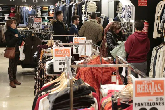 Clientes ayer en una tienda de ropa ubicada en la céntrica calle del Sol. :: andy solé