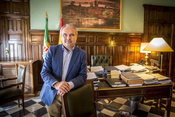Francisco Javier Fragoso, en su despacho momentos antes de la entrevista. :: josé vicente arnelas