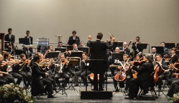 Momento del concierto de la OEx en el Teatro López de Ayala de Badajoz. :: josé vicente arnelas