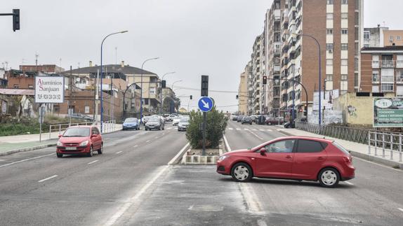 Un coche cruzando ayer desde Pardaleras por el hueco abierto en la mediana.