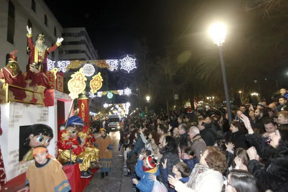 Cáceres. Paso de la cabalgata por el centro de la ciudad, con Melchor saludando al público que abarrotaba las calles. :: l.c.