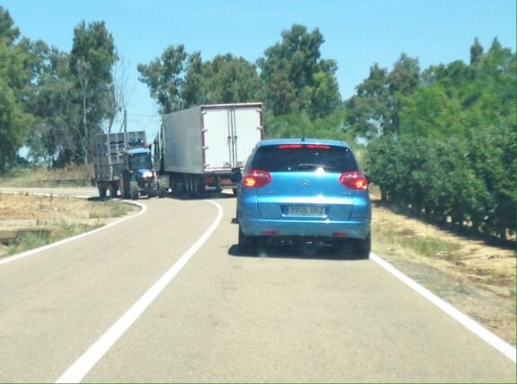 Dos vehículos pesados cruzándose en la carretera. :: f. h.
