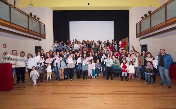 Foto de familia de los niños, los padres y las autoridades. sánchez