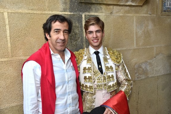 Juan Mora junto a su sobrino Alejandro Mora en el patio de cuadrillas de la plaza de toros Plasencia. :: palma