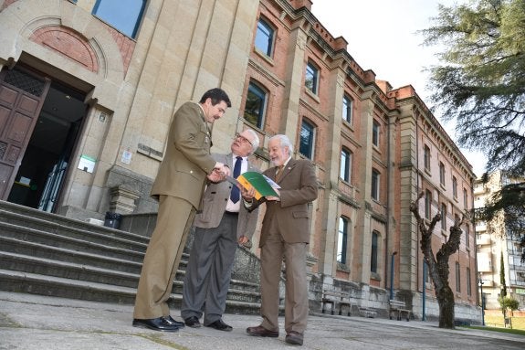 Martín Bernardi, Tirado y Valverde, ayer ante el edificio. :: andy solé