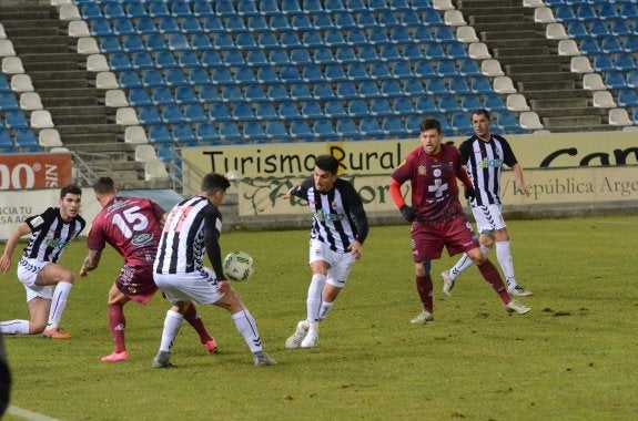 Álex Herrera fue de lo poco salvable en el partido de anoche de Copa Federación en el Nuevo Vivero ante el Mancha Real. :: casimiro moreno