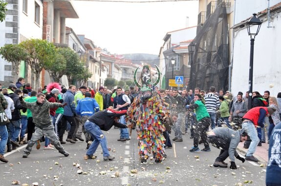 Jóvenes lanzan nabos al Jarramplas. :: HOY