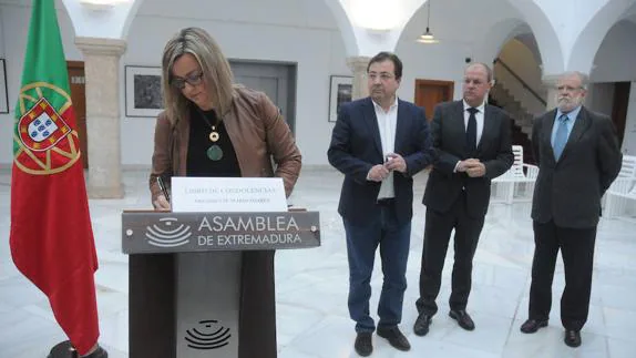 Blanca Martín, presidenta de la Asamblea, firma en el libro.