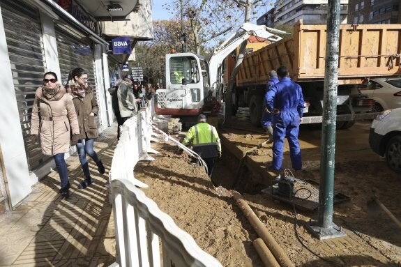 El frío rompe una tubería de agua en pleno centro