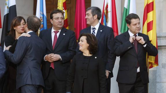 Los presidentes participantes se han hecho la foto de familia con el Rey Felipe VI, con el que han desayunado durante media hora en la Biblioteca de la Cámara Alta 