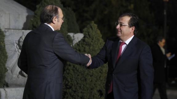 El presidente de Extremadura, Guillermo Fernández Vara (d), es recibido por el presidente de la Cámara Alta, Pío García Escudero (i), a su llegada al Senado para asistir a la VI Conferencia de Presidentes