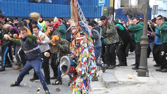 Jarramplas aguantando la lluvia de nabos.