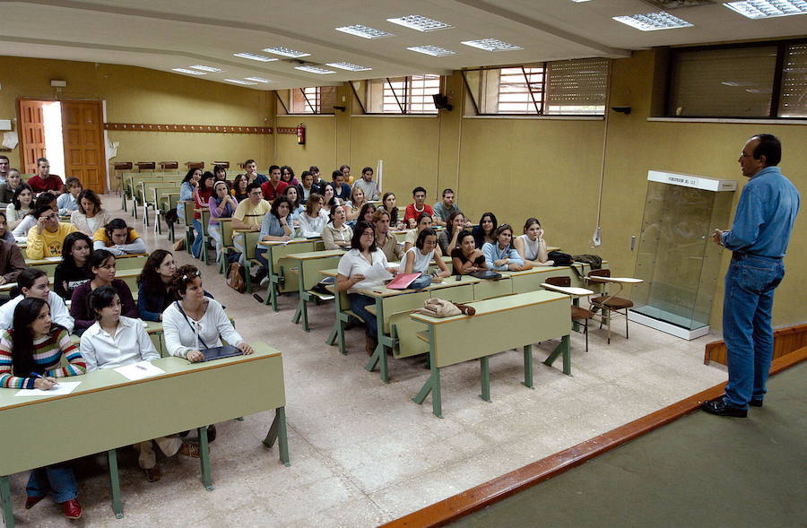 Imagen de archivo de un profesor de la UEx impartiendo una clase