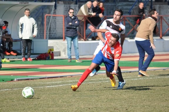 El montijano Ufi zancadillea a Jorge Caballero en su carrera por la banda derecha. :: e. domeque