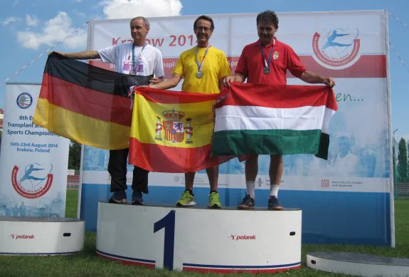 Antonio Martín (c.) consiguió cuatro medallas en el Campeonato de Europa en Cracovia, en 2014. :: CEDIDA