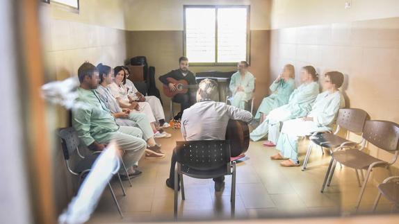 Sesiones de musicoterapia en el Hospital Infanta Cristina.