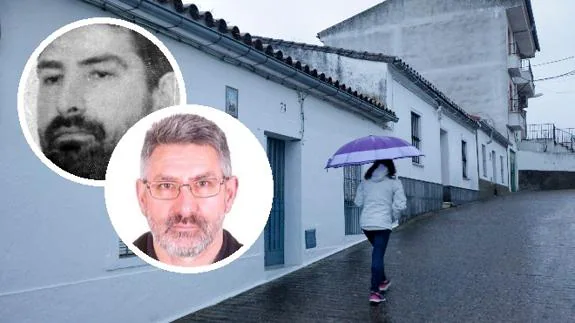 Una vecina de Valencia de Alcántara pasa por delante de la casa de la madre de Arlindo Luis Carvalho. A la izquierda, retratos del conocido como 'violador de Pirámides' estando en prisión (blanco y negro) y en la actualidad.