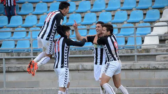 Álex, Ruano y Joselu abrazan a Pozo tras anotar el central el 1-0.