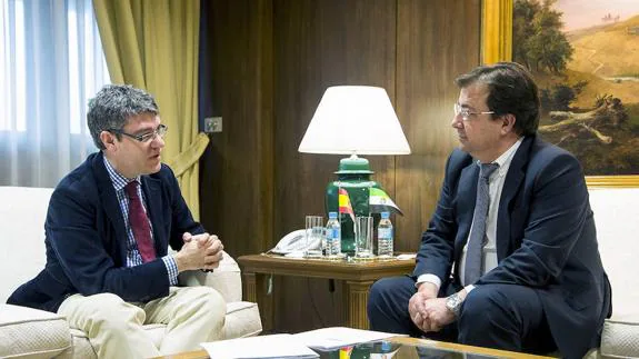 El ministro de Energía, Turismo y Agenda Digital, Álvaro Nadal, con Guillermo Fernández Vara durante la reunión mantenida este lunes. 