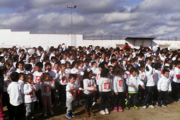 Niños de Campanario celebrando el lunes el Día de la Paz. :: f. h.