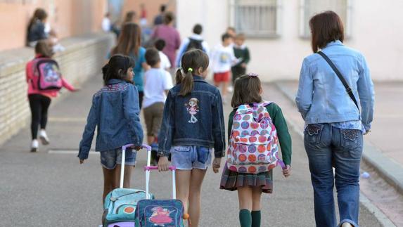 Alumnos entrando en un colegio en Badajoz