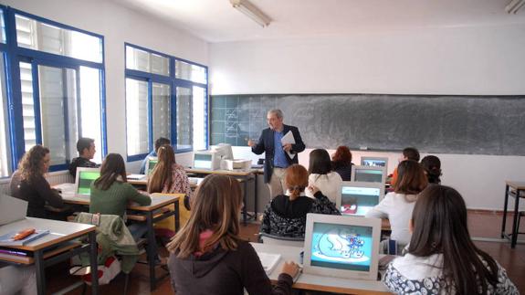 Un profesor imparte clase en un instituto de la región en una imagen de archivo