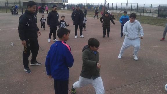 Los jugadores del Badajoz juegan al fútbol con los alumnos del colegio Santa Engracia.