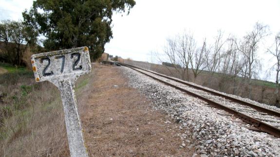 Vía de tren que une Badajoz con Elvas en la frontera de Caya