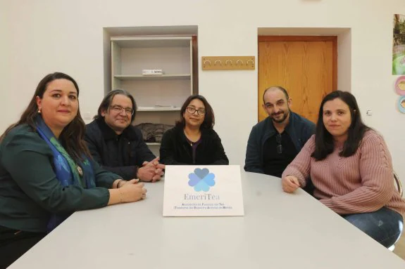 A la izquierda, Laly Parra, y a la derecha, María García, junto a otros padres de la asociación. :: j. m. romero