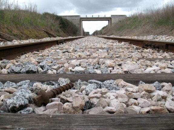 La vía actual del tren a su paso por la frontera de Caya-Badajoz. :: casimiro moreno