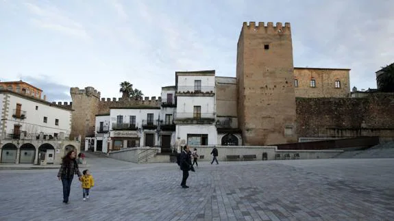 Vista de la muralla en la Plaza Mayor con sus edificaciones adosadas. :: 