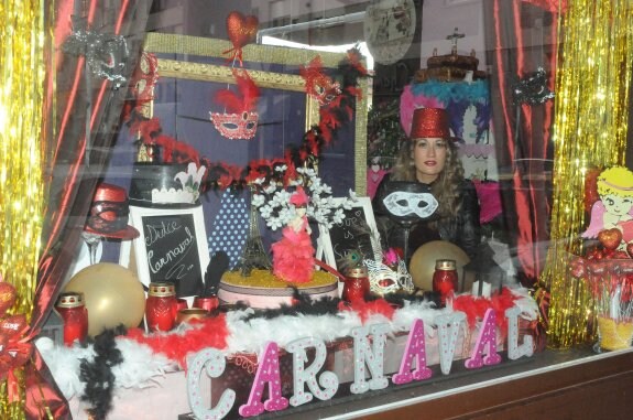 La Pastelería Glassé, en los Bodegones, ya está decorada para el Carnaval. :: brígido