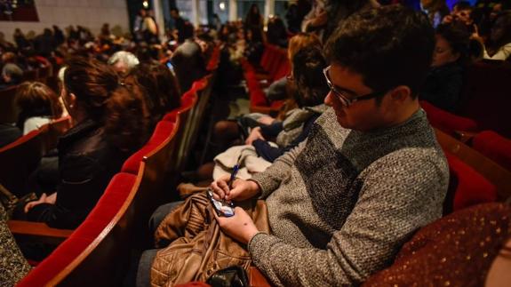 Un asistente al concurso participa en la votación popular. ::