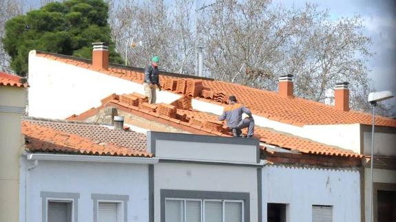 Trabajos de rehabilitación del tejado de una vivienda en Mérida.