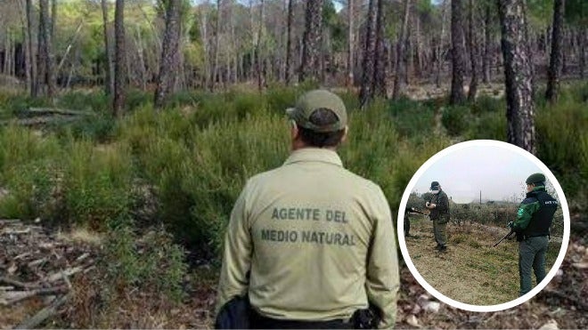 Un agente extremeño, en labor de vigilancia por el monte/ Agentes rurales catalanes, patrullando en tríos, equipados con chalecos antibalas y uno de ellos con el arma dispuesta para ser usada.