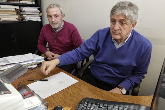 Julio Esteban y José Salas, profesores de la Uex. :: lc.