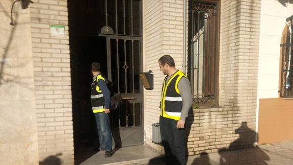 Agentes de la Policía Científica en el portal del edificio donde han ocurrido los hechos