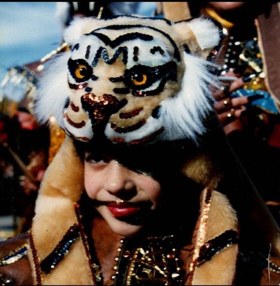 María, en 1991, con 6 años, su primer desfile con Cambalada. :: hoy