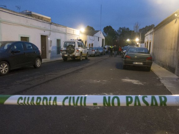 Una cinta de la Guardia Civil prohíbe entrar en la calle donde vivía el fallecido. :: HOY