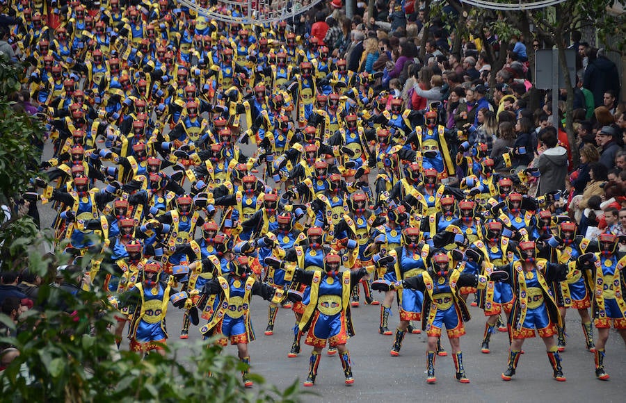 Los Lingotes, durante el desfile:: CASIMIRO MORENO