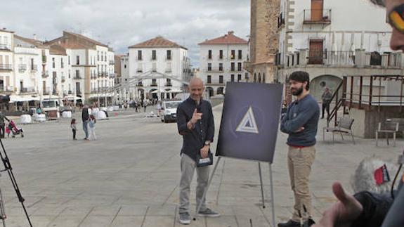 Lobato y Amarilla en la Plaza Mayor de Cáceres