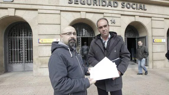 Ángel Rosado y Javier Santano, trabajadores municipales, a las puertas de la Seguridad Social.