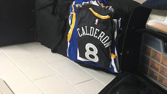 Foto del periodista Michael Singer en la que se ve la camiseta de los Warriors con el nombre del extremeño