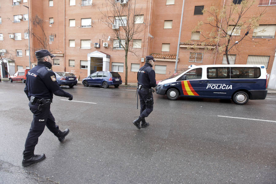 Policías nacionales en la calle Ródano. 