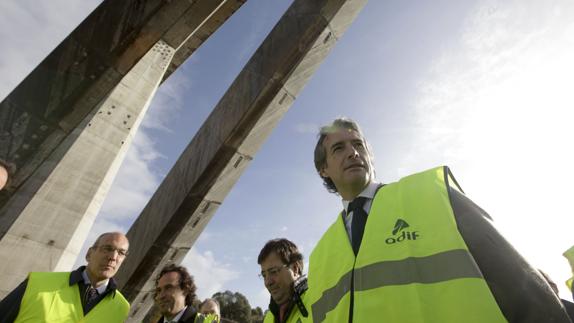 Imagen de la  visita del Ministro de Fomento, Íñigo de la Serna, a las obras del viaducto de la línea Madrid-Badajoz sobre el río Almonte