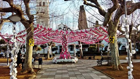 La Plaza de España decorada con flores de plástico.