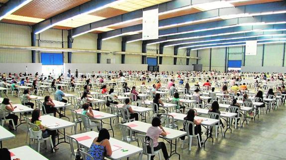 Imagen de archivo de aspirantes en un examen para ser funcionarios de la Junta. :: HOY
